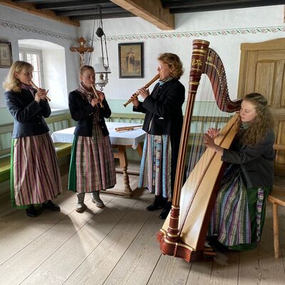 Die Familienmusik Geiger spielt in der Stube des Vierseithofs auf. <br>  Bezirk Oberbayern, S. Schatz
